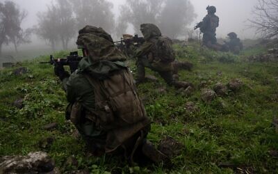 Les troupes de la 226e brigade de parachutistes de réserve effectuent un exercice dans le nord d'Israël, dans une image publiée le 27 janvier 2024. (Crédit : Armée israélienne)