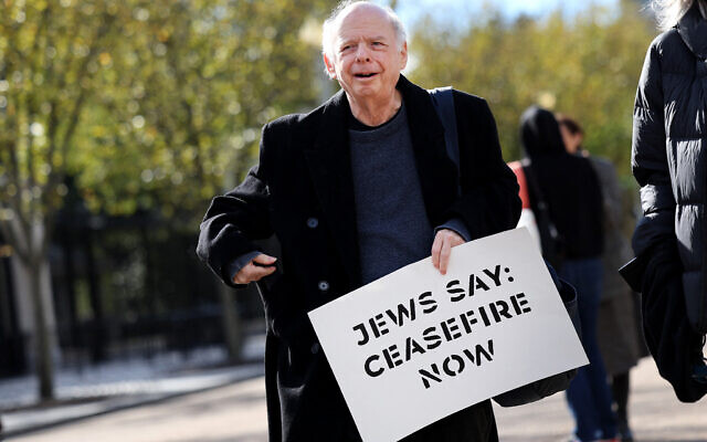 L'acteur Wallace Shawn participant à une manifestation de soutien à Gaza, devant la Maison Blanche, à Washington, le 16 octobre 2023. (Crédit : Kevin Dietsch/Getty Images via AFP) L'acteur Wallace Shawn participant à une manifestation de soutien à Gaza, devant la Maison Blanche, à Washington, le 16 octobre 2023. (Crédit : Kevin Dietsch/Getty Images via AFP)