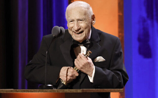 Mel Brooks accepte un Oscar d'honneur sur scène lors de la 14e cérémonie annuelle des Governors Awards de l'Academy Of Motion Picture Arts, à Hollywood, le 09 janvier 2024. (Crédit : Kevin Winter/Getty Images/AFP)