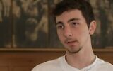 L'ex-otage Amit Shani, 16 ans, parle devant les caméras de la Douzième chaine de sa captivité, aux mains du Hamas, avec Ofir Engel, 18 ans, libéré fin novembre, et Yossi Sharabi, dont la mort a été annoncée à la mi-janvier 2024. (Capture d'écran / Douzième chaine, utilisé conformément à l'article 27a de la loi sur les droits d'auteur)