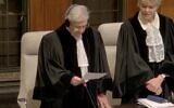 Le président de la Cour suprême à la retraite, Aharon Barak, prête serment en tant que représentant d'Israël à la Cour internationale de justice de La Haye, le 11 janvier 2024. (Capture d'écran)