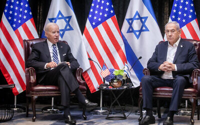 Le Premier ministre israélien Benjamin Netanyahu rencontrant le président américain Joe Biden, à Tel Aviv, le 18 octobre 2023. (Crédit : Miriam Alster/Flash90)