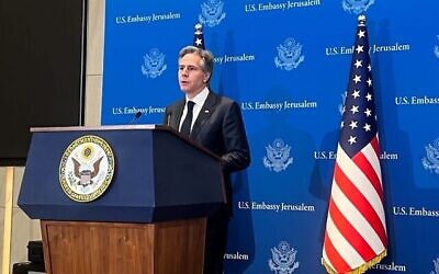 Le secrétaire d'Etat américain Antony Blinken s'exprime lors d'une conférence de presse à Tel Aviv, le 9 janvier 2024. (Crédit : Lazar Berman / The Times of Israel)