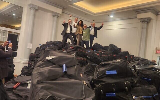 Aux États-Unis, des bénévoles conditionnent des milliers de paires de bottes de qualité militaire dans des sacs de sport pour les envoyer aux soldats israéliens en guerre contre le Hamas. (Autorisation)