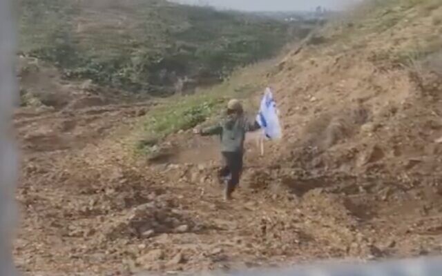 L'un des deux jeunes enfants israéliens parvenu à se glisser sous la clôture frontalière de Gaza, se dirigeant vers la bande en transportant un drapeau israélien, le 25 janvier 2024. (Capture d'écran/used in accordance with Clause 27a of the Copyright Law) L'un des deux jeunes enfants israéliens parvenu à se glisser sous la clôture frontalière de Gaza, se dirigeant vers la bande en transportant un drapeau israélien, le 25 janvier 2024. (Capture d'écran/used in accordance with Clause 27a of the Copyright Law)