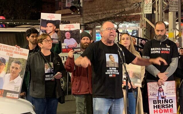 Gilad Korngold, dont le fils est captif du Hamas, s'adressant  lors d'une manifestation devant la résidence privée du Premier ministre Benjamin Netanyahu, rue Azza, à Jérusalem, le 21 janvier 2024. (Crédit : Charlie Summers/Times of Israel)