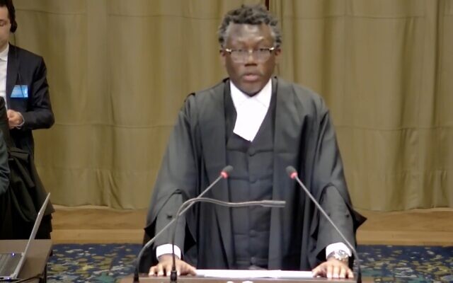 Tembeka Ngcukaitobi présente les accusations lancées par l'Afrique du sud contre Israël devant la cour internationale de justice de La Haye, le 11 janvier 2024. (Capture d'écran) Tembeka Ngcukaitobi présente les accusations lancées par l'Afrique du sud contre Israël devant la cour internationale de justice de La Haye, le 11 janvier 2024. (Capture d'écran)