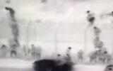 Photo d'illustration : des trafiquants de stupéfiants égyptiens sur des échelles confient leur contrebande à des trafiquants bédouins israéliens le long de la frontière dans une séquence de 2018. (Capture d'écran : Treizième chaîne)