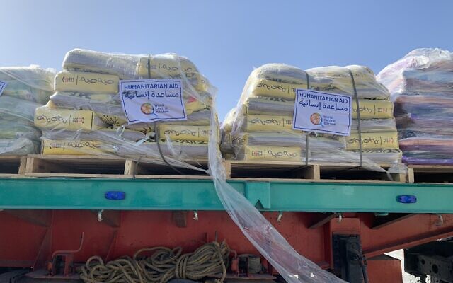 Une livraison d'aide humanitaire attend d'entrer à Gaza après une inspection de sécurité des Israéliens au poste-frontière de Kerem Shalom, le 10 janvier 2024. (Crédit : Charlie Summers/Times of Israel)