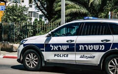 Illustration : Une voiture de la police israélienne, à Tel Aviv, le 12 avril 2020. (Crédit : joseh51camera/iStock)