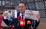 Le ministre des Affaires étrangères Israël Katz brandissant une photo des otages enlevés lors de l'attaque transfrontalière du Hamas le 7 octobre, au Conseil de l'Europe, à Bruxelles, le 22 janvier 2024. (Crédit : Ministère israélien des Affaires étrangères)