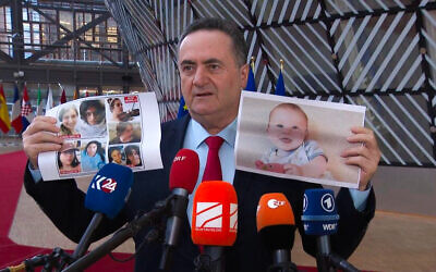 Le ministre des Affaires étrangères Israël Katz brandissant une photo des otages enlevés lors de l'attaque transfrontalière du Hamas le 7 octobre, au Conseil de l'Europe, à Bruxelles, le 22 janvier 2024. (Crédit : Ministère israélien des Affaires étrangères)