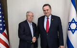 Le ministre des Affaires étrangères Israël Katz rencontrant le sénateur américain Lindsey Graham à Tel Aviv, le 28 janvier 2024. (Crédit : Ministère des Affaires étrangères)
