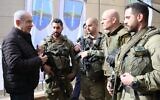 Le Premier ministre Benjamin Netanyahu, à gauche, rencontre des réservistes de Tsahal lors d'une visite à Kiryat Shmona, une ville située sur la frontière nord d'Israël, le 8 janvier 2023. (Crédit : Amos Ben Gershom/GPO)