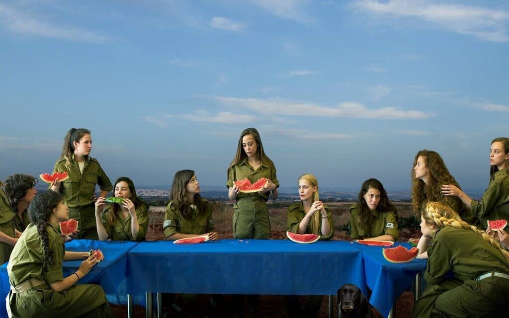 L'œuvre photographique d'Angelika Sher, qui fait partie de la cinquième Biennale méditerranéenne et de l'exposition "Anybody Home ?", à la Wizo Haifa jusqu'en mars 2024. (Crédit : Autorisation) L'œuvre photographique d'Angelika Sher, qui fait partie de la cinquième Biennale méditerranéenne et de l'exposition "Anybody Home ?", à la Wizo Haifa jusqu'en mars 2024. (Crédit : Autorisation)
