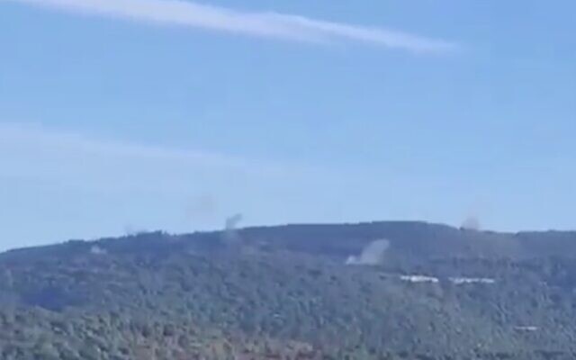 De la fumée près du mont Meron après que les sirènes ont été activées dans 90 communautés de la frontière du nord d'Israël, le 6 janvier 2024. (Capture d'écran/used in accordance with Clause 27a of the Copyright Law)