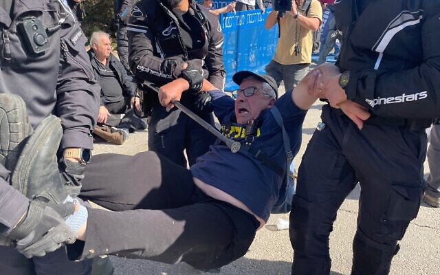La police évacuant un manifestant âgé hors d’une rue à proximité de la Knesset, à Jérusalem, le 22 janvier 2024. (Crédit: Sam Sokol/Times of Israel) La police évacuant un manifestant âgé hors d’une rue à proximité de la Knesset, à Jérusalem, le 22 janvier 2024. (Crédit: Sam Sokol/Times of Israel)