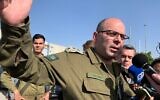 Le colonel Moshe Tetro s'exprime pendant un point-presse au poste-frontière avec Gaza, Kerem Shalom, le 10 janvier 2024.