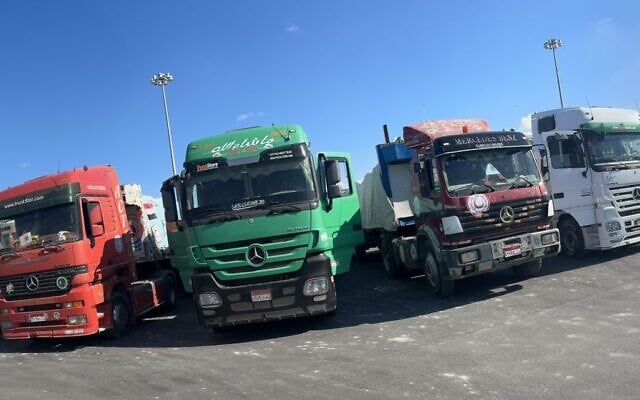 Des camions d'aide humanitaire se dirigent vers Gaza, le 4 janvier 2024. (Crédit : COGAT) Des camions d'aide humanitaire se dirigent vers Gaza, le 4 janvier 2024. (Crédit : COGAT)