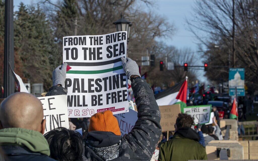 Des manifestants lors d'un rassemblement pro-palestinien et anti-Israël à St. Paul (Minnesota), le 19 novembre 2023. (Crédit : Michael Siluk/UCG/Universal Images Group via Getty Images/ via JTA) Des manifestants lors d'un rassemblement pro-palestinien et anti-Israël à St. Paul (Minnesota), le 19 novembre 2023. (Crédit : Michael Siluk/UCG/Universal Images Group via Getty Images/ via JTA)