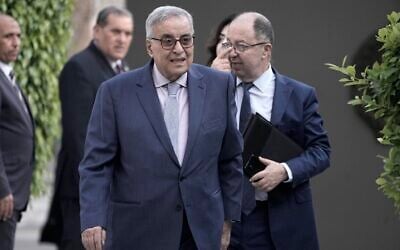 Le ministre des Affaires étrangères libanais Abdallah Bou Habib arrive pour assister à une réunion des ministres des Affaires étrangères arabes au siège de la Ligue arabe au Caire, en Égypte, le 11 octobre 2023. (Crédit : Amr Nabil/AP)