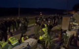 Des soldats vêtus de gilets portant l'inscription "forces ennemies" sont vus dans une vidéo d'un exercice des Tsahal qui comprenait une simulation d'enlèvement de Palestiniens par des résidents d'implantations israéliennes. (Crédit : réseaux sociaux/X ; utilisé conformément à l'article 27a de la loi sur le droit d'auteur)