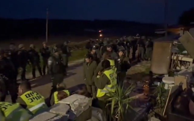 Des soldats vêtus de gilets portant l'inscription "forces ennemies" sont vus dans une vidéo d'un exercice des Tsahal qui comprenait une simulation d'enlèvement de Palestiniens par des résidents d'implantations israéliennes. (Crédit : réseaux sociaux/X ; utilisé conformément à l'article 27a de la loi sur le droit d'auteur)