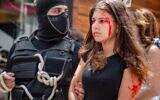 L'actrice Alessandra Dayan est tirée dans les rues de Sao Paulo, au Brésil, dans une reconstitution graphique de l'enlèvement de Naama Levy par des terroristes du Hamas, le 30 novembre 2023. (Crédit : Abner Palma/Fisesp)