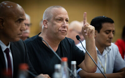 Gadi Yarkoni, chef du conseil régional d'Eshkol, assiste à une réunion de la commission des finances à la Knesset, à Jérusalem, le 23 octobre 2023. (Crédit : Oren Ben Hakoon/Flash90)