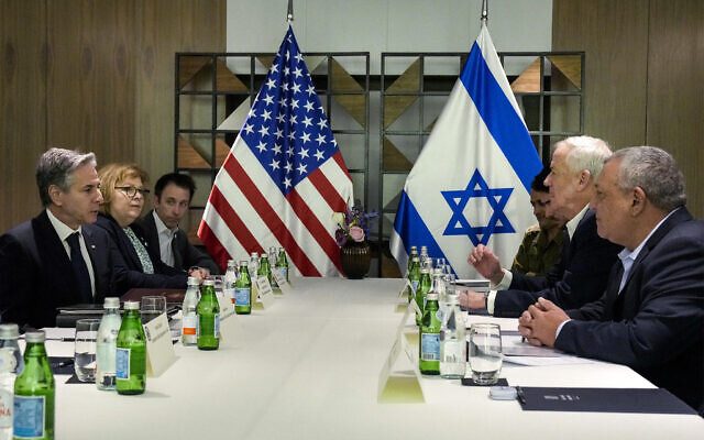 Le secrétaire d'État américain Antony Blinken (G), accompagné du chef de cabinet adjoint Tom Sullivan (3e G), rencontre le numéro 2 du parti HaMahane HaMlahti, Gadi Eisenkot (D), et le ministre Benny Gantz (2e R), à Tel Aviv, le 8 février 2024. (Crédit : Mark Schiefelbein/AFP) Le secrétaire d'État américain Antony Blinken (G), accompagné du chef de cabinet adjoint Tom Sullivan (3e G), rencontre le numéro 2 du parti HaMahane HaMlahti, Gadi Eisenkot (D), et le ministre Benny Gantz (2e R), à Tel Aviv, le 8 février 2024. (Crédit : Mark Schiefelbein/AFP)