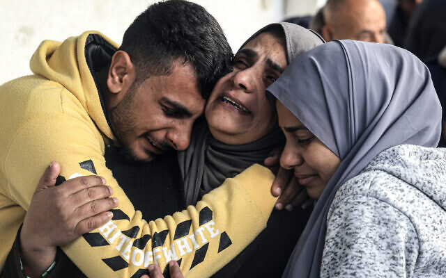 Des Palestiniens pleurent à l'hôpital Al-Najjar après que des membres de leur famille ont été tués lors de frappes israéliennes sur Rafah, dans le sud de la bande de Gaza, le 8 février 2024 (Crédit : Mahmud Hams / AFP) Des Palestiniens pleurent à l'hôpital Al-Najjar après que des membres de leur famille ont été tués lors de frappes israéliennes sur Rafah, dans le sud de la bande de Gaza, le 8 février 2024 (Crédit : Mahmud Hams / AFP)