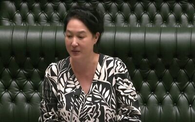 La députée de Nouvelle-Galles du Sud Jenny Leong, du Parti des Verts, s'exprimant au Parlement, janvier 2024. (Crédit : Screen capture/YouTube ; Utilisé conformément à la clause 27a de la loi sur le droit d'auteur)