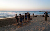 De jeunes Israéliens participent à un programme de préparation à l'armée sur la plage de Nahariya, le 8 septembre 2022 (Crédit : Michael Giladi/Flash90)