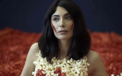 L'image générée par l'IA postée sur X par le conseiller média Itzik Elrov d'une femme ressemblant à la ministre des Transports Miri Regev couverte de pop-corn prétendument trempé dans du sang dans une publication critiquant la gestion par le gouvernement de la guerre contre le Hamas. (Crédit : Capture d'écran/X ; utilisée conformément à l'article 27a de la loi sur le droit d'auteur)