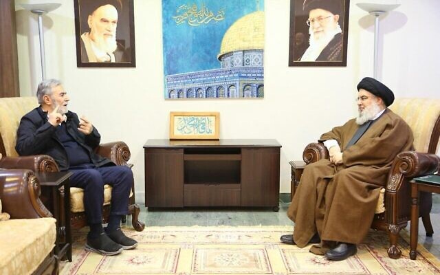 Ziad al-Nakhaleh, secrétaire général du Jihad islamique palestinien (à gauche) rencontre le chef du Hezbollah Hassan Nasrallah (à droite) sur une photo non datée, sans indication de lieu, publiée le 12 février 2024 (Crédit : Hezbollah) Ziad al-Nakhaleh, secrétaire général du Jihad islamique palestinien (à gauche) rencontre le chef du Hezbollah Hassan Nasrallah (à droite) sur une photo non datée, sans indication de lieu, publiée le 12 février 2024 (Crédit : Hezbollah)