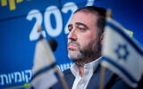 Le ministre de l'Intérieur Moshe Arbel tient une conférence de presse le 12 février 2024, avant les élections municipales prévues pour le 27 février. (Crédit : Chaim Goldberg/Flash90)