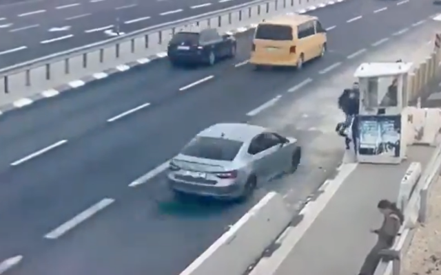 Tentative d'attentat à la voiture bélier en Cisjordanie le 13 février 2024. (Crédit : Capture d'écran ; utilisé conformément à la clause 27a de la loi sur les droits d'auteur) Tentative d'attentat à la voiture bélier en Cisjordanie le 13 février 2024. (Crédit : Capture d'écran ; utilisé conformément à la clause 27a de la loi sur les droits d'auteur)
