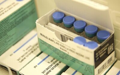 Des vaccins contre la rougeole, les oreillons et la rubéole dans une glacière au département de la santé du comté de Rockland à Pomona, New York, le 27 mars 2019. (Crédit : AP Photo/Seth Wenig)