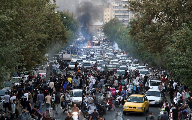 Manifestations à la suite de la mort d'un manifestant à Téhéran, en Iran, le 21 septembre 2022. (Crédit : AP) Manifestations à la suite de la mort d'un manifestant à Téhéran, en Iran, le 21 septembre 2022. (Crédit : AP)