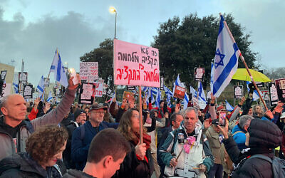 Des manifestants rassemblés pour protester contre le budget de guerre 2024 du gouvernement, devant la Knesset, à Jérusalem, le 19 février 2024. (Crédit : Charlie Summers/Times of Israel)