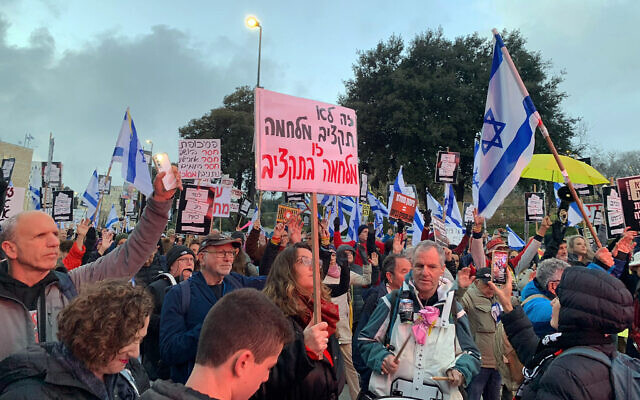 Des manifestants rassemblés pour protester contre le budget de guerre 2024 du gouvernement, devant la Knesset, à Jérusalem, le 19 février 2024. (Crédit : Charlie Summers/Times of Israel) Des manifestants rassemblés pour protester contre le budget de guerre 2024 du gouvernement, devant la Knesset, à Jérusalem, le 19 février 2024. (Crédit : Charlie Summers/Times of Israel)