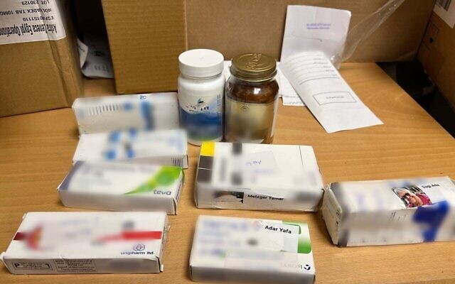 Des médicaments destinés à des otages trouvés à l'hôpital Nasser, à Khan Younès, dans le sud de Gaza , dans une image autorisée à la publication le 18 février 2024. (Crédit : Armée israélienne)