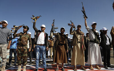 Des combattants Houthis nouvellement recrutés participant à une marche de protestation contre les frappes menées par les États-Unis au Yémen et la guerre israélienne dans la bande de Gaza, à Sanaa, au Yémen, le 21 février 2024. (Crédit : Osamah Abdulrahman/AP)