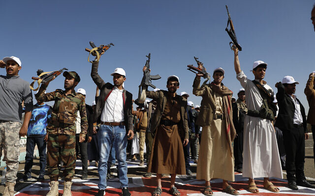 Des combattants Houthis nouvellement recrutés participant à une marche de protestation contre les frappes menées par les États-Unis au Yémen et la guerre israélienne dans la bande de Gaza, à Sanaa, au Yémen, le 21 février 2024. (Crédit : Osamah Abdulrahman/AP) Des combattants Houthis nouvellement recrutés participant à une marche de protestation contre les frappes menées par les États-Unis au Yémen et la guerre israélienne dans la bande de Gaza, à Sanaa, au Yémen, le 21 février 2024. (Crédit : Osamah Abdulrahman/AP)