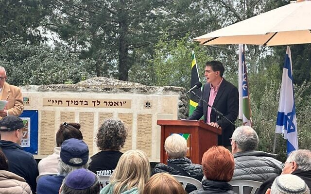 Michael Kransdorff prend la parole lors d'une cérémonie en l'honneur des Israéliens d'Afrique du Sud morts au combat pour Israël dans la forêt de Lavi, le 20 février 2024. (Crédit : Fonds national juif d'Afrique du Sud) Michael Kransdorff prend la parole lors d'une cérémonie en l'honneur des Israéliens d'Afrique du Sud morts au combat pour Israël dans la forêt de Lavi, le 20 février 2024. (Crédit : Fonds national juif d'Afrique du Sud)