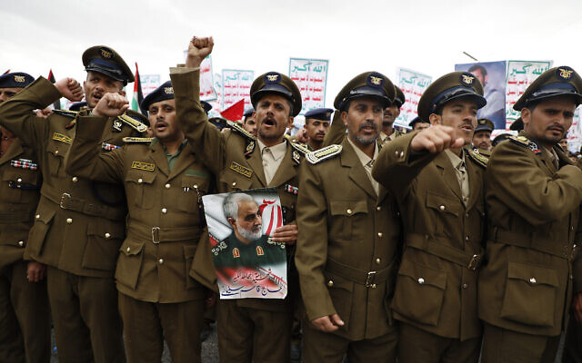 Des partisans houthis, tenant une photo du général iranien Qassem Soleimani, tué par une frappe aérienne américaine, participent à un rassemblement contre les frappes américaines contre le Yémen et en soutien aux Palestiniens de la bande de Gaza, à Sanaa, au Yémen, le 16 février 2024. (Crédit : Osamah Abdulrahman/AP) Des partisans houthis, tenant une photo du général iranien Qassem Soleimani, tué par une frappe aérienne américaine, participent à un rassemblement contre les frappes américaines contre le Yémen et en soutien aux Palestiniens de la bande de Gaza, à Sanaa, au Yémen, le 16 février 2024. (Crédit : Osamah Abdulrahman/AP)