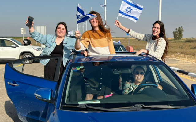 Des personnes évacuées de Shlomit retournant dans leur communauté, le 28 février 2024. (Crédit : Secrétariat général de Shlomit)