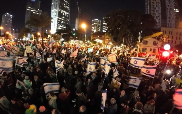 Des manifestants anti-gouvernementaux se rassemblent à une entrée du siège de Tsahal au ministère de la Défense de Tel Aviv, le 17 février 2024. (Crédit : Rony Shapiro / Israel Pro-Democracy Protest Movement)