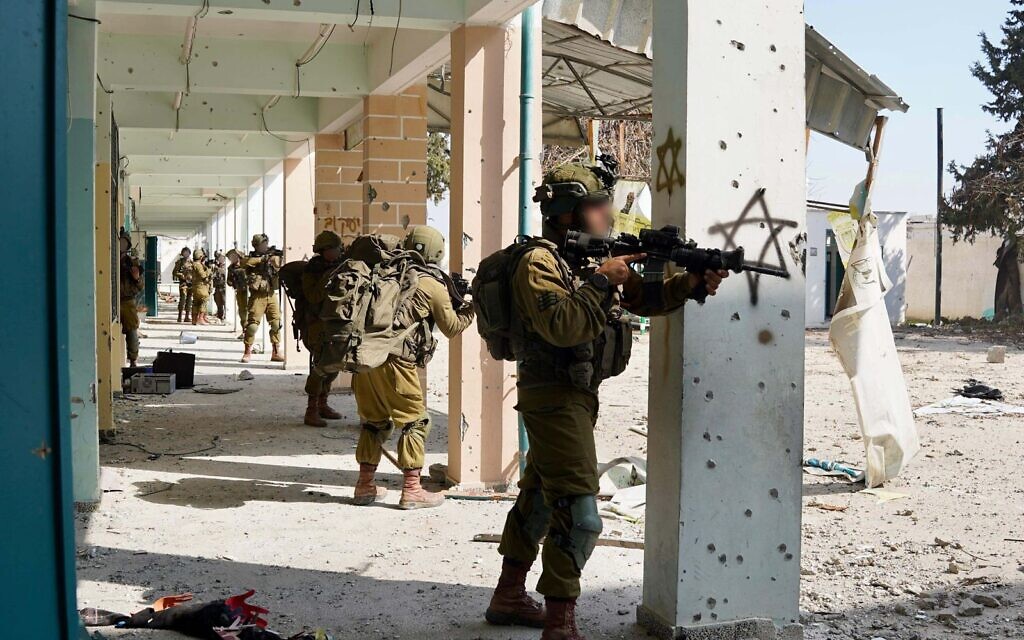 Des soldats de l’armée israélienne opérant à l'intérieur de la bande de Gaza, sur une photo non datée publiée le 25 février 2024. (Crédit : Armée israélienne)