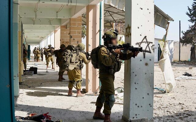 Des soldats de l’armée israélienne opérant à l'intérieur de la bande de Gaza, sur une photo non datée publiée le 25 février 2024. (Crédit : Armée israélienne)